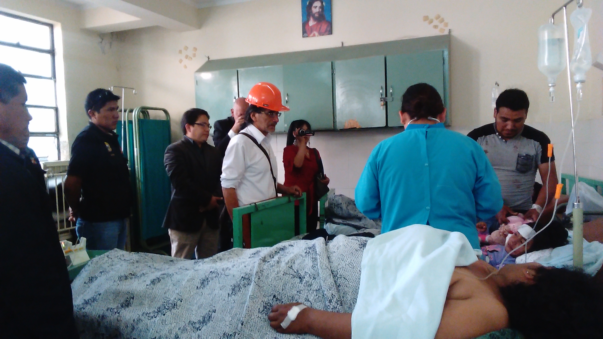 Gobernador regional Waldo Ríos visitó heridos de accidente de tránsito de empresa Turismo Rosario