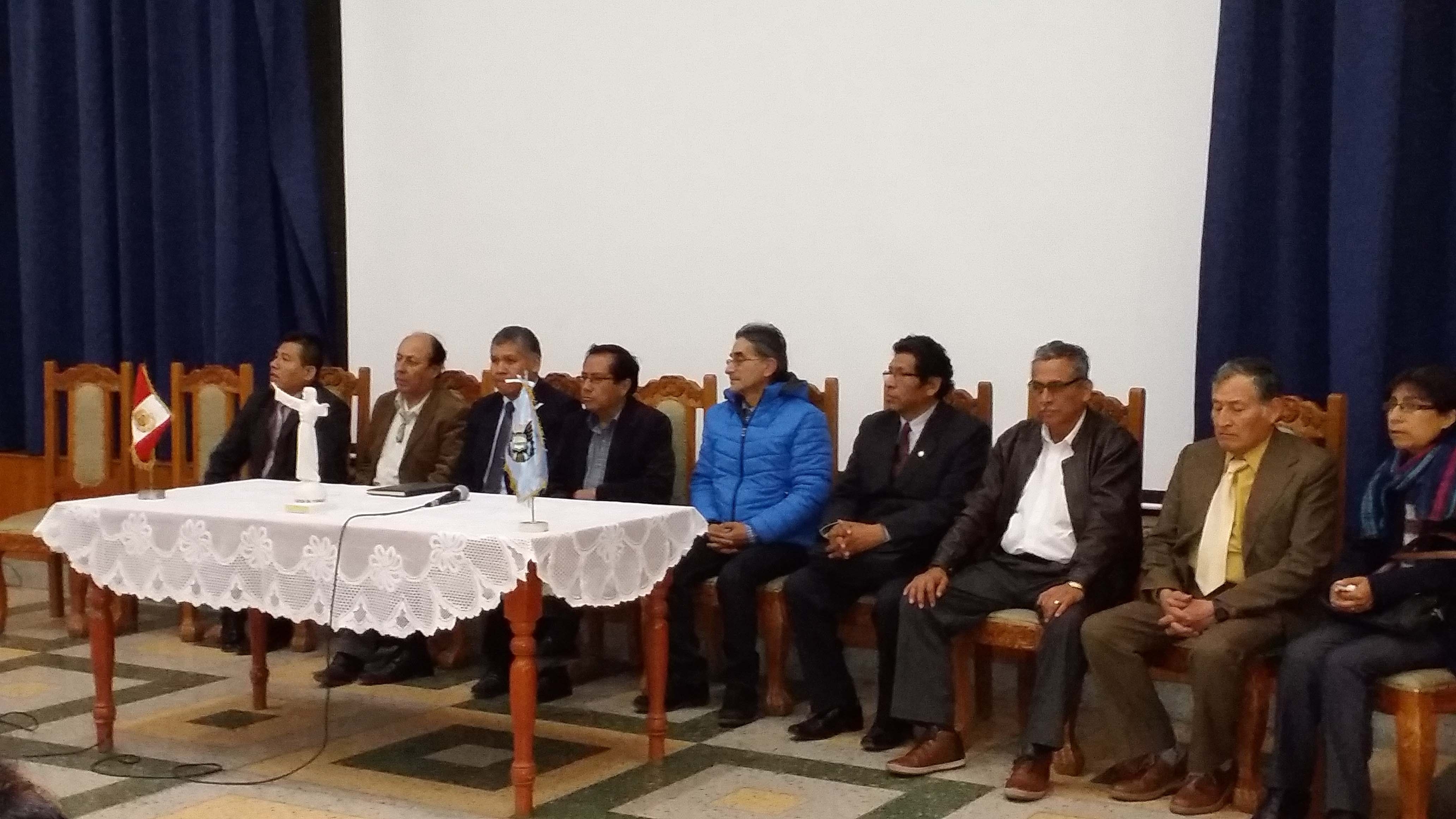 Gobernador Waldo Ríos pide ayuda a alcaldes para designación de nuevos funcionarios en salud y educación