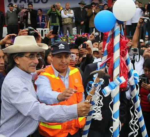 Gobernador regional Waldo Ríos colocó primera piedra de  asfaltado de carretera Túnel de Cahuish-Succha