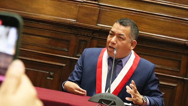 Congresista Darwin Espinoza niega cualquier relación con Karelim López