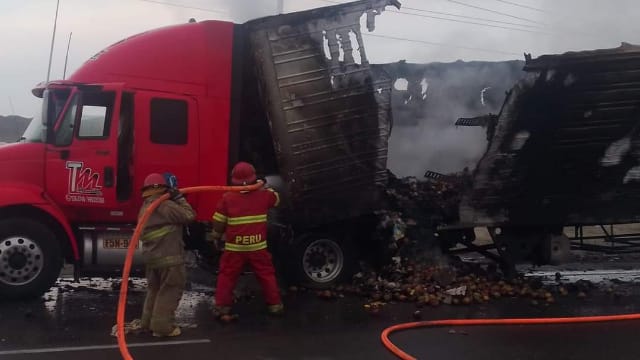 Tráiler cargado de mangos se incendia en la Panamericana Norte en Huarmey