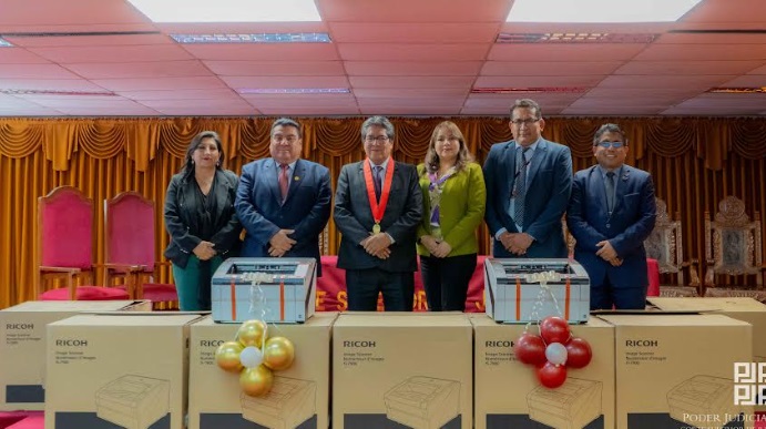Huaraz: titular de la Corte de Áncash entregó escáneres de alta gama para mejorar trabajo en mesas de partes