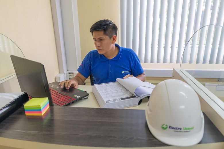 Becario de Pronabec apoya para llevar electricidad a su provincia