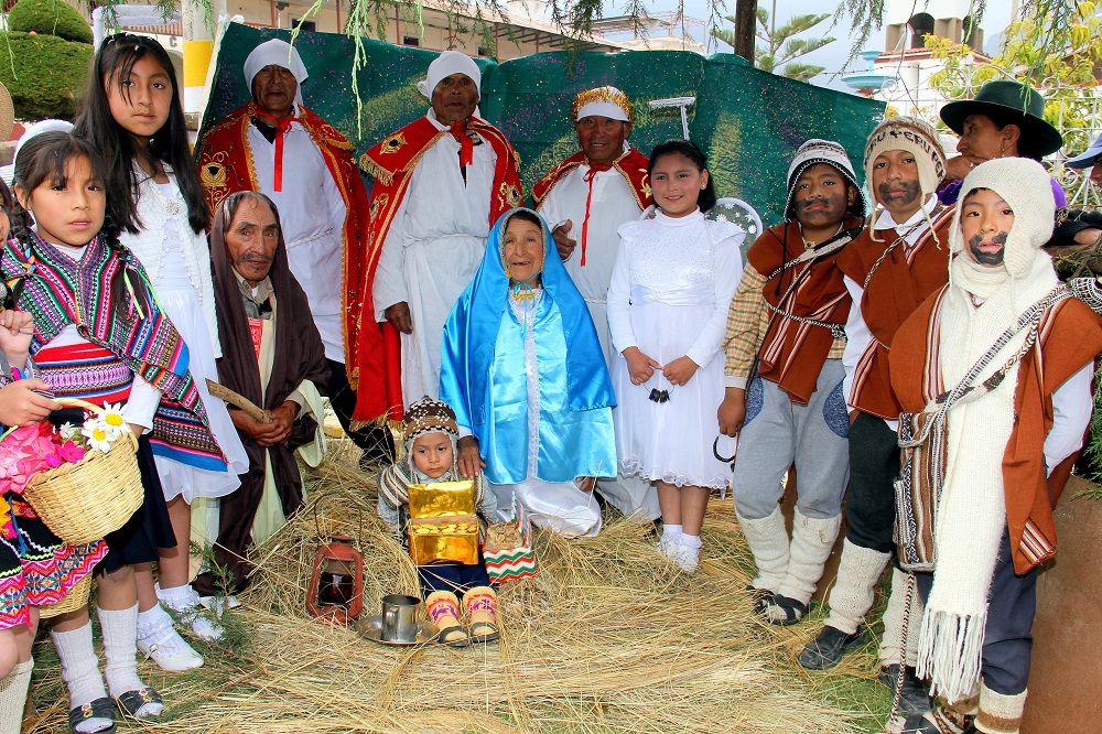 Adultos mayores de Pensión 65 escenifican nacimiento del Niño Jesús en vivo